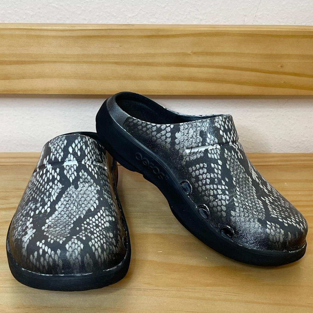 OOFOS Black and Gray Snake Print Clogs